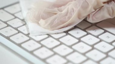 Evde temizlik, antibakteriyel dezenfektan jel ya da sabunla kirli eşyaları temizlemek. Masaüstü ve dizüstü bilgisayarların temizlenmesi, hijyen kavramının korunması