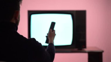  Erkek el klasik TV uzaktan kumandası ve kanal değiştirme. 