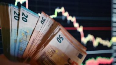 Çizelgelerdeki avro banknotları, 20 ve 50 avroluk döviz tutan tüccarlar. Analiz ve veri istatistikleri, borsa çöküşü. Malların ve hisselerin kaybı, enflasyon ve finansal kriz kavramı