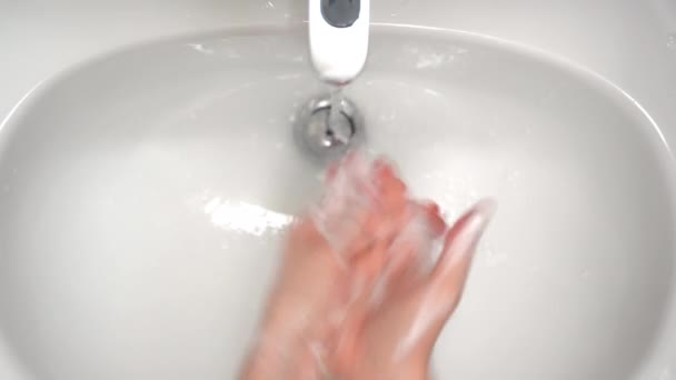 Varje dag hygien och hudvård hemma, person rengöring händer med tvål under det varma vattnet i vit oval vattenkran, försiktigt ta bort smutsiga från huden. Förebyggande av mikrobinfektioner, desinfektionsmedel — Stockvideo