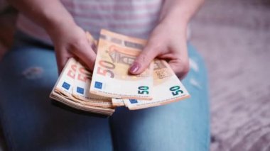 Avro para birimleri, nakit para ve finansal hesapları sayan kadınların yakın çekimleri. Yatırım kavramı, finansal başarı, büyük kazanç veya kariyer ilerlemesi, dolly shot 4K