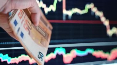 Dünyadaki koronavirüs salgını sırasında borsa çöküşü, iflas ve finansal kriz. İstikrarsız grafikler yükseliyor, para birimi ve hisse senetleri dünya pazarında değer kaybediyor. Borsa