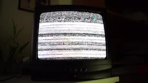 Régi vintage TV adás sötét szobában, villogó retro TV képernyő zajtorzítással és rossz jel, fekete-fehér gabona hatása a régi TV képernyőn — Stock videók