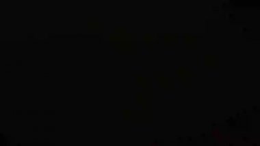 Kötü televizyon sinyali, gürültü statik ekran ve yanıp sönen yatay çizgiler. Siyah ve beyaz tahıl arka planı, eski tip televizyonlarda arıza, bozuk kablo TV. Ekran örtüleri ve statik gürültü