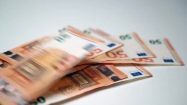 Kağıt para saymak ve bir yığın para harcamak, avro banknotlarını hesaplamak, mali işlemler ve büyük iş gelirleri. Borsa ve başarılı para yatırımı ilaç üretimine