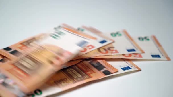 Compter la monnaie fiduciaire et jeter sur une pile, calculer les billets en euros, les transactions financières et les grands revenus des entreprises. Bourse et investissement financier réussi dans la production de médicaments 