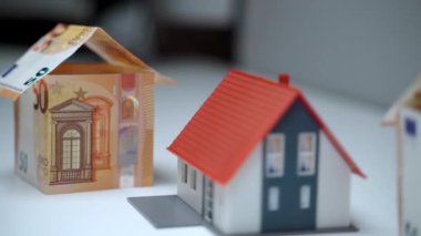 Ev kredisi konsepti, gayrimenkul kredisi. Mülk, konut ve inşaat planlarına yapılan mali yatırım ve zengin müşteriler için hazırlanmış projeler. Minyatür ev modelleri