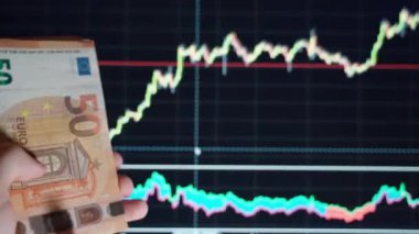 Coronavirüs salgını sırasında dünya borsası çöktü, dünya hisseleri salgın yüzünden düştü. Taşıma şeması üzerine el sayımı ve euro banknotları. Küresel kavram