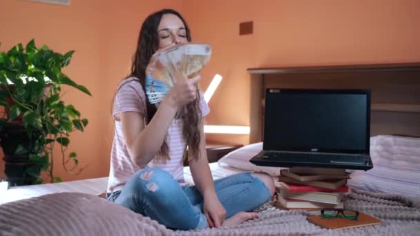 Mujer joven emocionada disfrutando del premio de la lotería, sosteniendo una pila de dinero en las manos y saludando en cámara. Billetes en euros en manos femeninas, dinero en efectivo ganado en el casino. Dinero fácil y enriquecimiento, joven — Vídeos de Stock