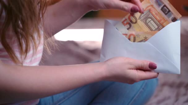 女性的手从白色信封里取出50欧元的钞票，现金，员工的工资。欧元汇率,现金货币计算.纸货币利润和金融投资 — 图库视频影像