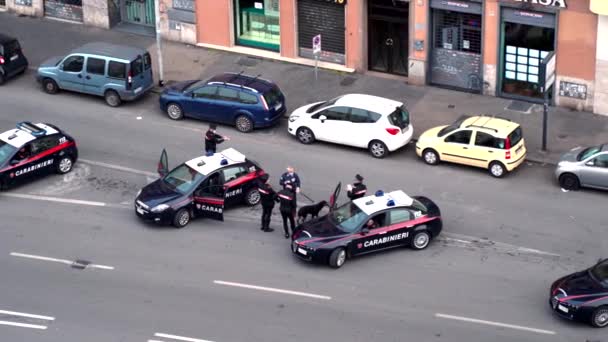 ROME, ITALIEN - 20 MARS 2020: Poliskontroll på gatan i Rom under utbrott av coronavirus, karabineri kontrollerar man i medicinsk mask med hund på vägen, kontrollera dokument som kallas själv — Stockvideo