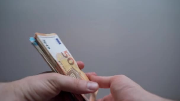 Un paquet de papier-monnaie dans la main des personnes, homme comptant le prix de loterie en billets en euros. Un homme prospère économise de l'argent, finance et concept d'entreprise