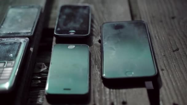 ROME, ITALIE - 6 MAI 2020 : Collection de conception de téléphones cellulaires à l'ancienne, comparaison de téléphones mobiles obsolètes et modernes, de claviers et de smartphones à écran tactile dans les télécommunications — Video