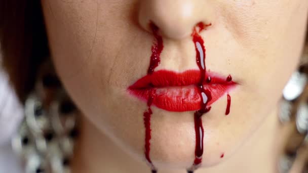 Detailní záběr na ženy unavenou a zbitou tvář s těžkým krvácejícím nosem po mužské agresi a násilí, tyranie a rodinných násilníků akce. Zločin proti slabému pohlaví, koncepce svobody — Stock video