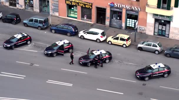 ROMA, ITÁLIA - MARÇO 20, 2020: Patrulha rodoviária no centro da cidade de Roma, agentes de polícia em uniforme levantamento de carros movimento e velocidade, controle de rua na Itália — Vídeo de Stock