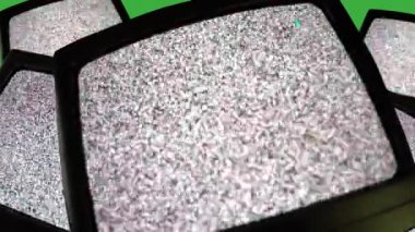 Yeşil arka planda yığılmış eski televizyonlar, ekran açık olan birçok klasik televizyon, statik gürültü ve yatay titreşimler. Eğlenmek için eski moda TV 'ler, 70' lerin retro TV 'lerini izlemek.