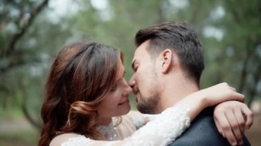 İlk görüşte aşk, sevgi ve tutku dolu genç bir çiftin samimi öpücüğü. Birbirlerine zevkle sarılıp dokunan evli çiftler, sadece aşk konsepti olan evli çiftler.