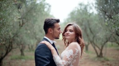 Genç, evli bir çift bahçede birbirinin varlığından zevk alıyor. Yeni evlilerin muhteşem sinematik çerçeveleri ve samimi öpücükler ve kucaklaşmalar. İlk görüşte şefkat, yeni bir ailenin başlangıcı.