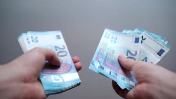 Loterie cash prize au casino, gros plan des mains des personnes comptant les billets en euros. Un homme riche avec du papier-monnaie dans les mains. Finance et concept d'entreprise