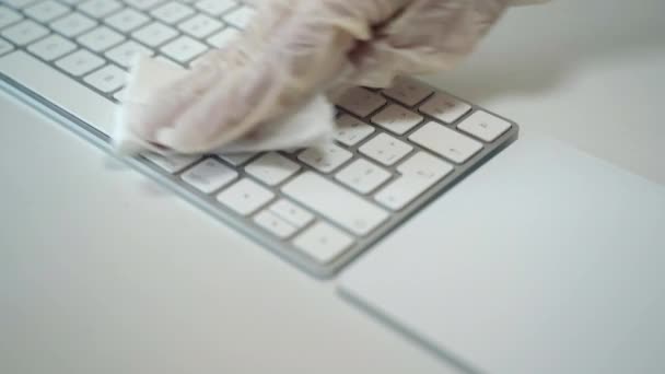 Czystość i czystość w domu lub w miejscu pracy, osoby w rękawicach ochronnych czyszczące białą klawiaturę laptopa mokrą chusteczką antybakteryjną, mycie brudnej powierzchni elektronicznej środkiem dezynfekującym — Wideo stockowe