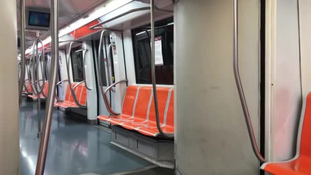 Intérieur vide du métro pendant la pandémie de coronavirus et la quarantaine à Rome, pas de passagers à bord. Transport en commun se déplaçant voiture de métro avec panneau de précaution à l'intérieur du chariot, panneau de distance sociale sur le — Video