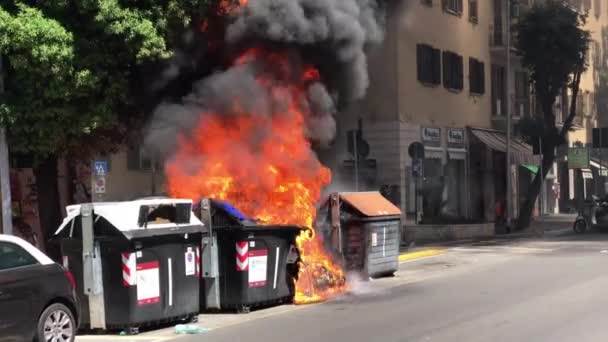 ROME, OLASZORSZÁG - Június 22, 2020: Helyi lázadás az utcán Rómában, szándékos gyújtogatás műanyag szemetes konténerek közelében lakóépületek. Tűzoltó és füstoltó mentőcsapat — Stock videók