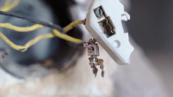 Eletricidade e fios torcidos de alta tensão em soquete, cabos elétricos isolados dentro da parede. Cabos eléctricos suspensos, risco de curto-circuito. Conceito de electricidade e de teletrabalho — Vídeo de Stock
