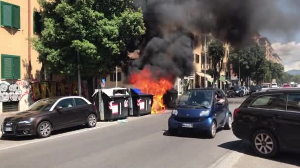 NAPLES, ITALIE - 22 JUIN 2020 : Catastrophe écologique dans la rue à Naples, incendie volontaire et émeute locale contre les conteneurs à ordures en plastique surchargés, mauvais service de nettoyage de la rue. Brûler les ordures — Video