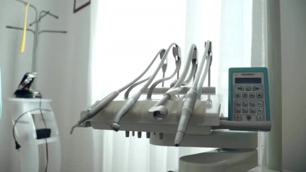 Ортопедичне медичне обладнання для лазерів у кімнаті медичного центру, технологія пульсації лазерів для обстеження та лікування людських ніг. Процедури пульсації лазером лікаря ортопеда, неврології та — стокове відео