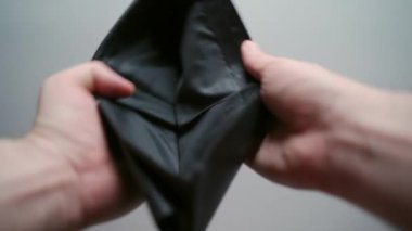 Finansal kriz sırasında işsizlik, erkek siyah deri cüzdan, boş cüzdan ve kağıt para yok. İçinde bozuk para olan cüzdan, iflas ve yoksulluk kavramı