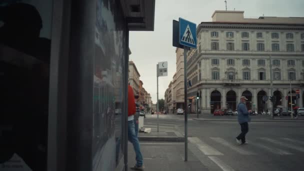 ROM, ITALIEN - 3. JULI 2020: Zentrale Roma Termini Straße während der Coronavirus-Pandemie, Menschen in Schutzmasken überqueren die Straße und gehen bei Regen auf die Straße. Historisches Bauwerk in Roma — Stockvideo