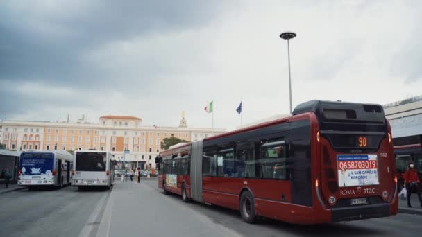 ΡΩΜΗ, ΙΤΑΛΙΑ - 3 ΙΟΥΛΙΟΥ 2020: Σταθμός Roma Termini με συννεφιά, κεντρικό λεωφορείο, τρένο και αεροδρόμιο με πολλούς πεζούς τουρίστες. Τοπικά λεωφορεία περιμένουν στις στάσεις των λεωφορείων για τους επιβάτες — Αρχείο Βίντεο