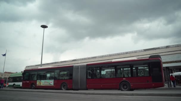 ROMA, ITALIA - 3 DE JULIO DE 2020: Estación central de terminales romaníes durante el brote de coronavirus, autobuses vacíos esperando en las estaciones de autobuses, pasajeros con máscara caminando por la calle — Vídeo de stock