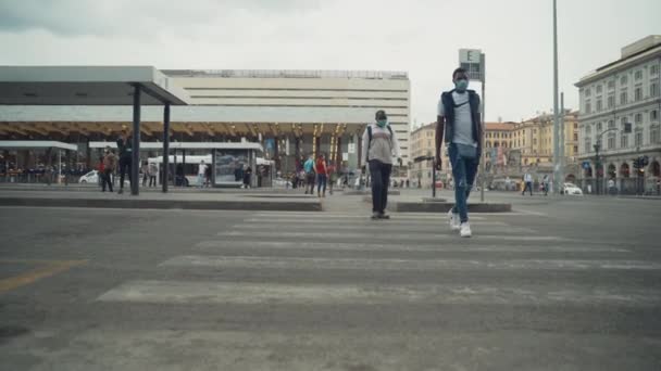 ROMA, ITÁLIA - JULHO 3, 2020: Estação Roma Termini lotada durante o surto de coronavírus, passageiros usando máscara protetora e andando ao longo da rua. Pessoas esperando nas paradas de ônibus e leitura — Vídeo de Stock