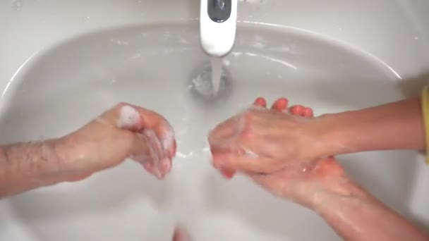 Disinfezione delle mani in periodo di pericolosa infezione coronavirica, persone in quarantena con attenzione e frequentemente lavarsi le mani sotto acqua tiepida con sapone antibatterico o gel alcolico. Seguendo — Video Stock