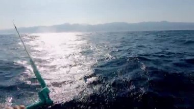 Spor için ideal bir yer, deniz batımı ve güneş ışığı su yüzeyine yansıyor. Profesyonel uçurtma sörfçüsüyüm ve tropikal günbatımının, uçurtma sörfü ekipmanlarının ve