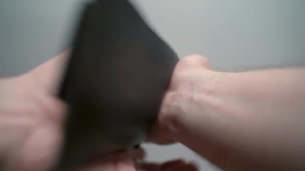 Portefeuille en cuir noir tombant sur la main des personnes, l'homme ouvrant portefeuille et theres pas de monnaie d'argent et de papier. Compte tenu des changements par rapport au portefeuille, concept de chômage