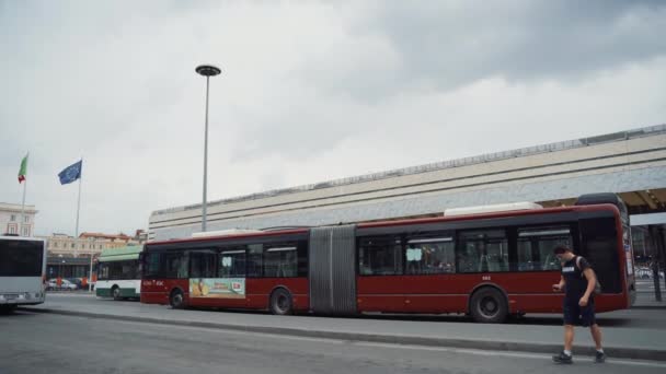 RZYM, WŁOCHY - LIPIEC 3, 2020: Dworzec Centralny Roma, autobusy czekające na przystankach i spacerowicze. Transport publiczny na stacji — Wideo stockowe