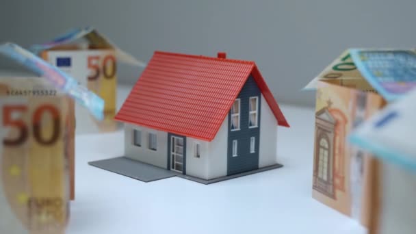 Menyimpan uang untuk membeli properti real estat, investasi keuangan dalam proyek perumahan. — Stok Video