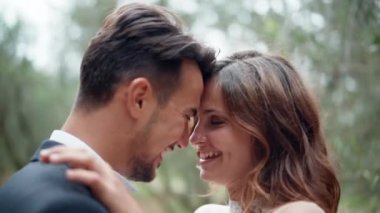 Yeşil parkta birbirine aşık çiftlerin romantik randevuları, mutlu ve neşeli insanların birbirlerine sarılmaları, konuşmaları ve gülümsemeleri. Genç ve güzel bir çiftin samimi duyguları.