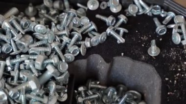 Organize kutudaki metal donanım araçlarına yakın çekim, şantiyedeki tamirat için kullanılan bir sürü farklı tedbir. Mühendislik ve inşaat endüstrisi kavramı