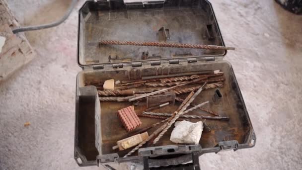 Velho metal organizado caixa de ferramentas com equipamento de hardware enferrujado dentro, conjunto de parafusos, porcas, parafusos, pregos e martelo usado para a engenharia que trabalha no canteiro de obras. Variedade de ferramentas de metal para — Vídeo de Stock