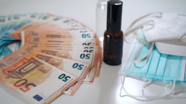 Dinheiro e medicamentos sobre fundo branco, euro papel moeda para despesas farmacêuticas, negócios e finanças na indústria médica. Aumento dos preços do tratamento médico — Vídeo de Stock