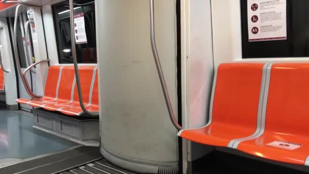 Uma vista interior do vagão de metrô vazio durante a pandemia e isolamento vívidos. Metrô passeio subterrâneo sem passageiros, restrições nos transportes públicos romanos e distância social entre — Vídeo de Stock