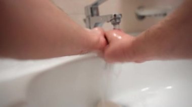 Erkek ellerinin banyo musluğundaki sıcak suyun altında sabun köpüğünden durulaması, dışarıdaki ya da evdeki insanlarla temastan sonra dikkatlice ellerini yıkaması. Önleme için hijyen kuralları