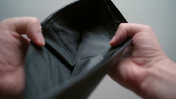 Globale Finanzkrise und Arbeitslosenkonzept. Schwarze leere Brieftasche, keine Papierwährung, Wechselgeld in der Brieftasche. Finanzielle Ersparnisse und Armut — Stockvideo