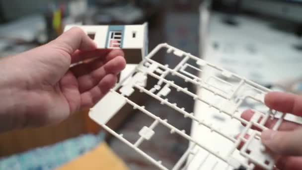Professionell ingenjör och arkitekt skapar nytt hus mockup med plast objekt, miniatyr exteriör design av herrgård för rika kunder. Virtuellt byggande av fastigheter, investeringar i fastigheter — Stockvideo