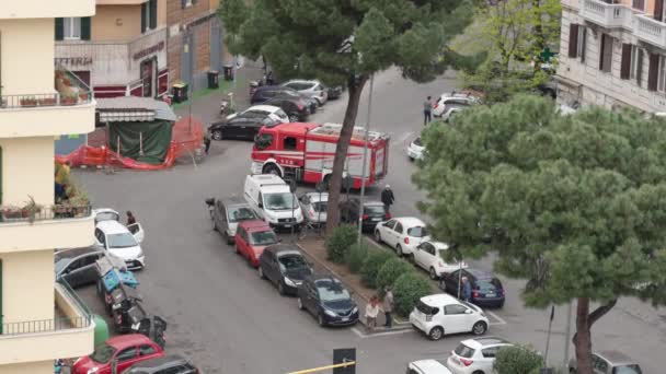 ROME, OLASZORSZÁG - MÁRCIUS 17, 2020: Sürgősségi tűzoltóautó vezetés az utcán, tűzoltóautó mentőbrigáddal érkezik a belvárosi tűzjelző helyre, mentési művelet Rómában — Stock videók