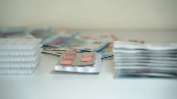 Diverse pillole, blister, capsule, flaconcini e altri farmaci sparsi sul tavolo tra la valuta di carta euro, costosi prodotti farmaceutici supplemento per gli ospedali. Affari farmaceutici, salute — Video Stock