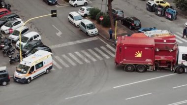 ROMA, İtalya - 17 Mart 2020: Kırmızı ve beyaz acil durum kamyonu ambulans aracı ve itfaiye ekibi ile birlikte cadde kavşağında bekliyor ve yol veriyor.